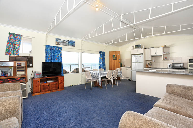 Guest bedroom with twin beds